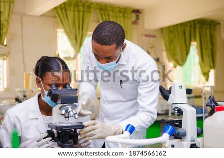 Similar – Foto Bild Weiblicher medizinischer oder wissenschaftlicher Forscher mit Blick auf einen Kolben mit Lösungen in einem Labor