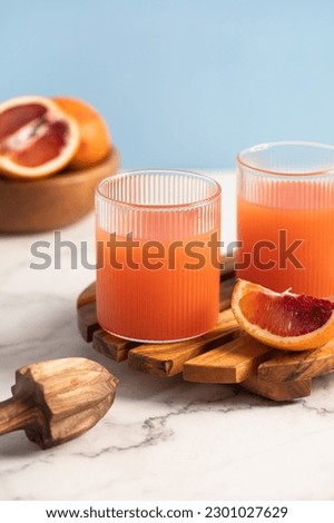 Similar – Foto Bild Grapefruitgetränk auf blauem Hintergrund. Frische Grapefruitscheiben