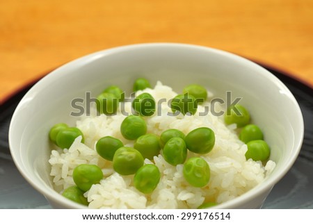 Green peas with rice/The seasoned steamed rice with vegetables and meat with which peas were mixed.