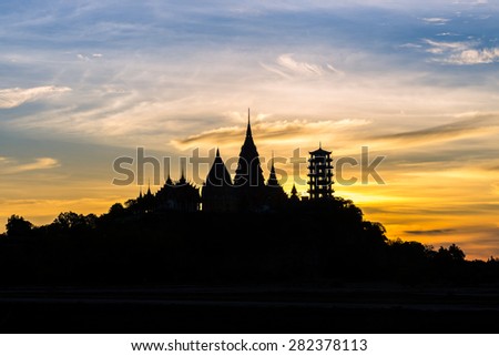 Arts and golden pagoda in Thailand and China are in the same place.