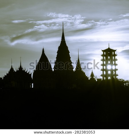 Arts and golden pagoda in Thailand and China are in the same place.