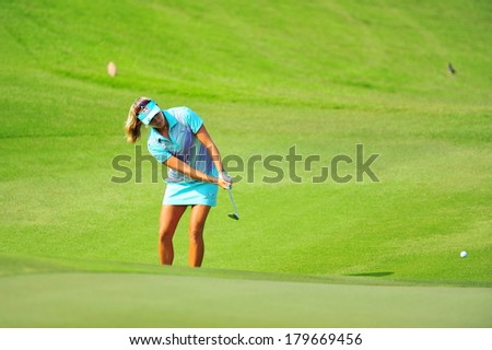 SINGAPORE - MARCH 2: American Lexi Thompson putting at the green during HSBC Women\'s Champions at Sentosa Golf Club Serapong Course March 2, 2014 in Singapore