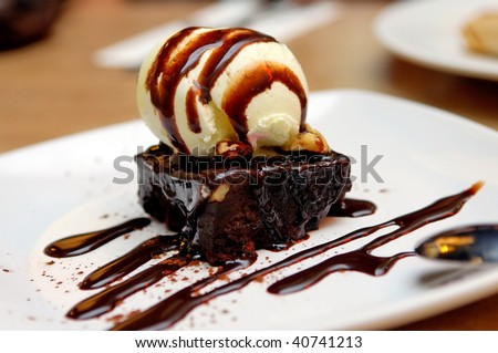 Chocolate brownie with vanilla ice-cream and chocolate sauce
