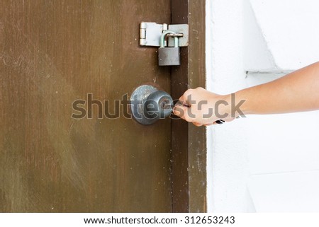 hand opening door by key