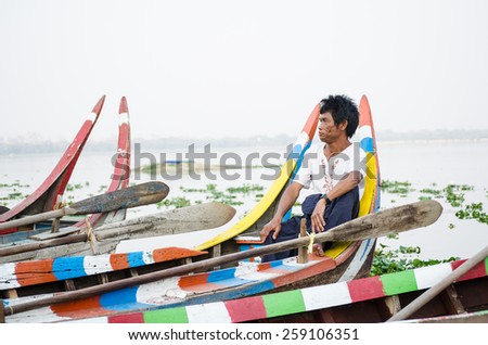 MANDALAY , MYANMAR - 18 FEB 2015 : The Man on the boat at U-bein bridge.