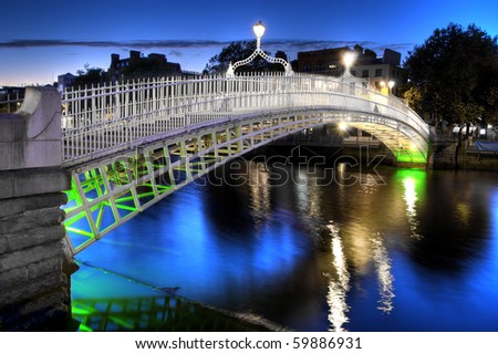 The ha\'penny bridge in Dublin, Ireland, at night