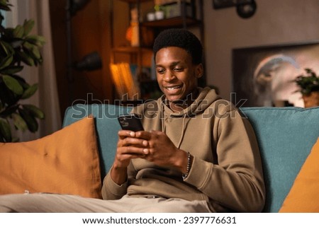 Foto Bild Afro-Jugendlicher, der ein Mobiltelefon benutzt.