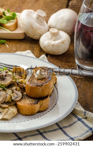 Mushroom, Leek and Tarragon Pasta, all organic, no chemistry, eat clean, garlic toast