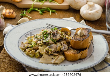 Mushroom, Leek and Tarragon Pasta, all organic, no chemistry, eat clean, garlic toast