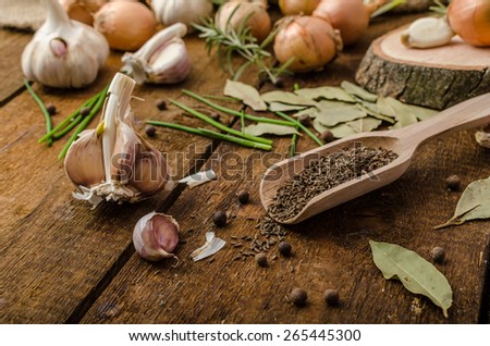 Raw onions, garlic and herbs bio from the garden