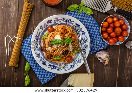 Wholemeal pasta with roasted tomato and garlic, homemade tomato salsa