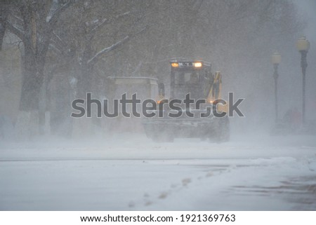 Snow removal equipment, utilities and municipal services are clearing the snow from the streets in the snow storm,Blizzard and snowstorm.Weather conditions in winter.Bad weather conditions with snow Foto stock © 