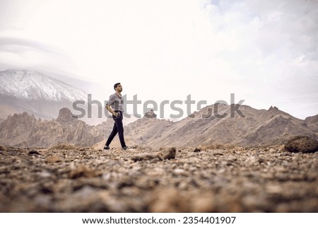 Similar – Foto Bild Reisender, der die Natur vom Berg aus betrachtet