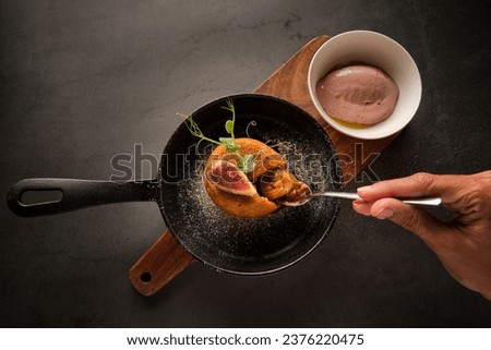 Similar – Foto Bild Person, die den Kuchen auf dem Tisch anschneidet