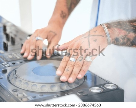 Foto Bild Anonymer DJ, der während der Party Musik auflegt