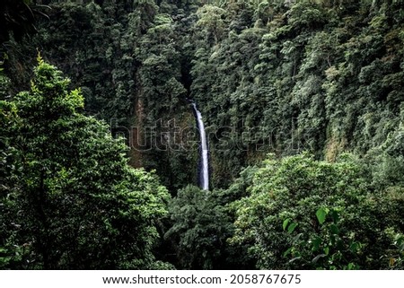 A beautiful view of the Rio Fortuna Waterfall flowing down the green mountain Foto stock © 