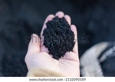 A top view of black Organic composted soil amendments in a hand Foto stock © 