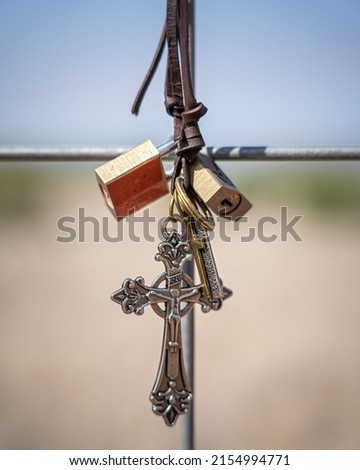 A vertical shot of locks and a cross in Marfa, Texas Imagine de stoc © 