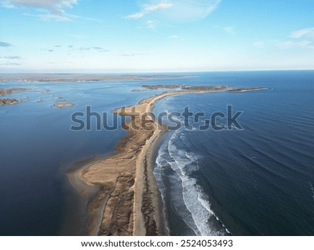 Foto Bild Sandstrand zwischen langen Klippen am Meer