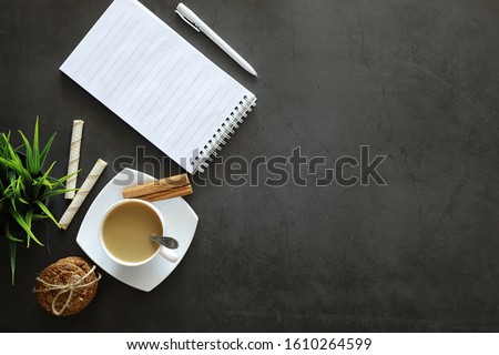 Arrière-plan bureau avec une tasse de café et des ustensiles d
