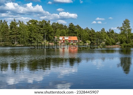 Foto Bild Skandinavische Häuser am Ufer des schmalsten Fjords in Norwegen