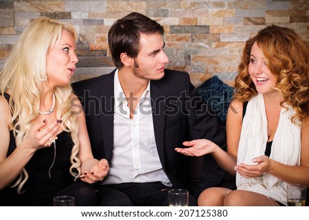 young woman telling her friends a story they don\'t believe