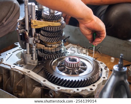 operator repair gear box of automotive engine