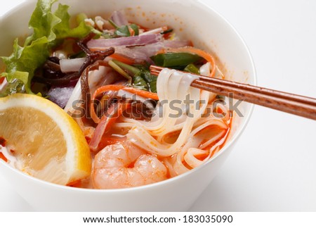 'Tom yum goong' Noodles Vietnamese noodle is contained in tom yum goong.