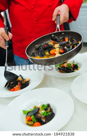 The process of cooking the mussels in a dripping pan and serving on a plate