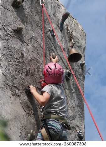 Hand hanging the rock on rock climbing