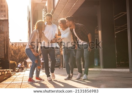 Young friends hang out on the city street.They go for walks together and have fun in the city downtown. Foto d'archivio © 