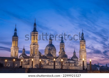 del Pilar basilica, one of the important architectural symbols of zaragoza, and the Ebro river and its reflection with sunset colors and clouds Foto stock © 