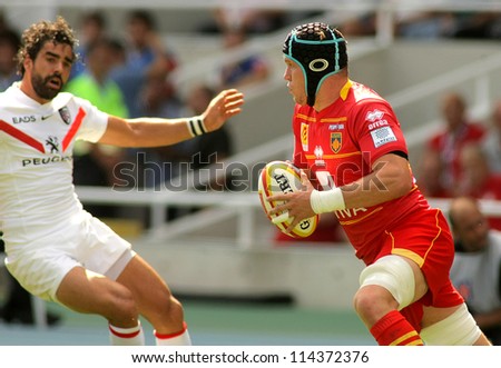 BARCELONA - SEPT 15: USAP Perpignan Luke Narraway(R) drive the ball during the French rugby union league match vs Stade Toulousain at the Olympic Stadium in Barcelona, Spain on September 15, 2012