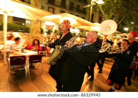BARCELONA - SEPT, 24: Musicians of music troop Le Compagnie Tetaclak in full swing performing his show at Las Ramblas during a Festival City on September 24, 2004 in Barcelona, Spain