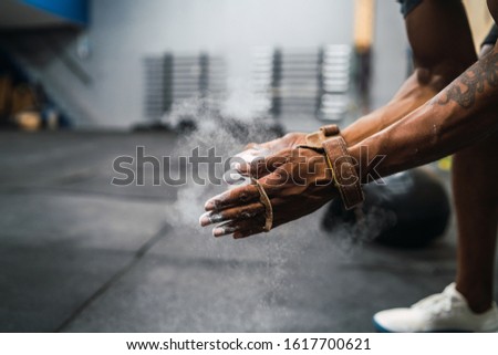 Similar – Foto Bild Fitness-Mann, der sich die Hände mit Kreide-Magnesium-Pulver einreibt.