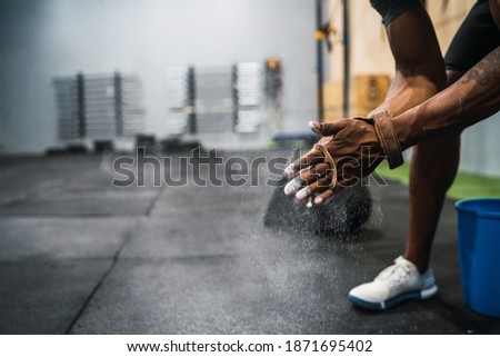 Similar – Foto Bild Fitness-Mann, der sich die Hände mit Kreide-Magnesium-Pulver einreibt.