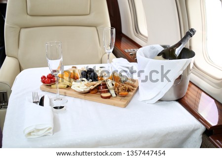 Tray with delicious food on the plane, business class travel   Foto stock © 