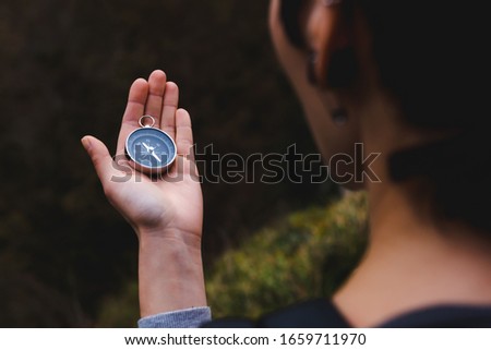 Similar – Foto Bild Nicht erkennbarer Wanderer, der mit Karte und Kompass in der Landschaft navigiert