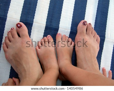 Mother / daughter feet