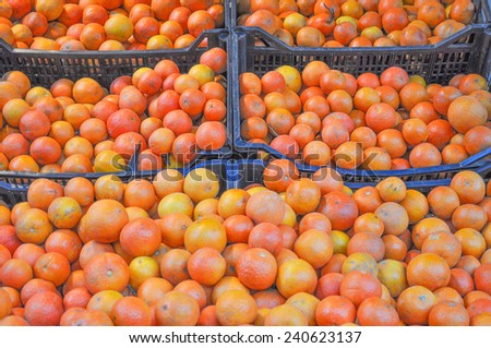 Sweet orange fruit in crate on a market shelf