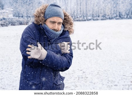 One man suffering and shivering because of cold weather Foto stock © 