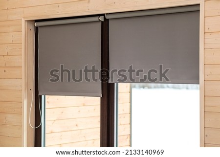 Fabric blinds on the window. Roller Blinds on Window on Wooden Wall Foto stock © 