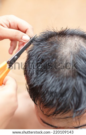 scissor cut man hair to be ordaine