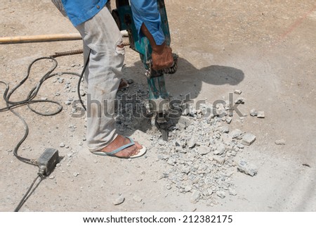 Construction workers are using the drill floor cement