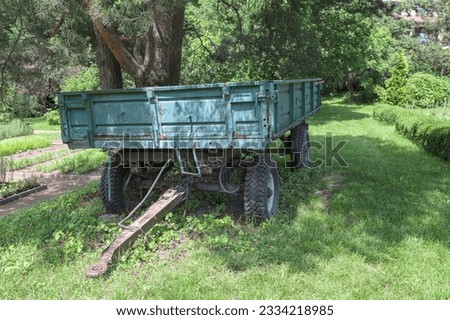 Similar – Foto Bild Grüner und alter Wohnwagen auf der grünen Wiese aufgegeben