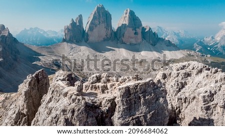 The Torre di Toblin (Toblinger Knoten) in front of the Tre Cime di Lavaredo (Drei Zinnen), South Tyrol, Italy Stock fotó © 