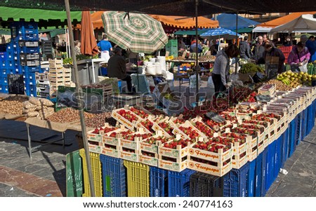 LEON, SPAIN - 10 APRIL, 2010: Typical Saturday market in Leon, Spain on 10 April, 2010. On Saturdays the town\'s heart near the main square is overtaken by food sellers, craftspeople from all over LeÃ?Â³n