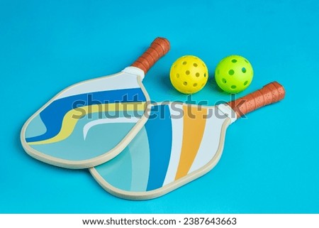 Similar – Foto Bild Zwei Bälle neben den Aufschlaglinien auf einem blauen Paddle-Tennisplatz.