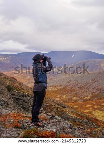 Similar – Foto Bild Unerkennbarer Reisender gegen See und Berge am Morgen