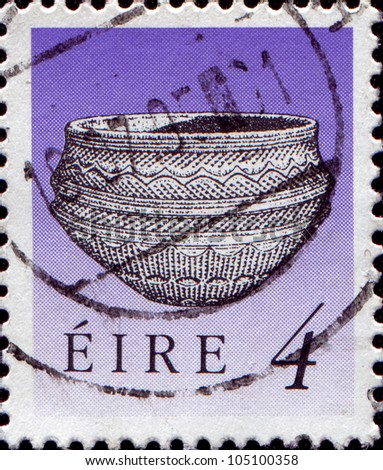 IRELAND - CIRCA 1990: A stamp printed in Ireland shows Dunamase food vessel, Irish Heritage series, circa 1990